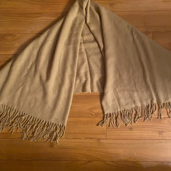 Super soft and cozy blanket fringe acrylic wrap - Picture 2 of 4